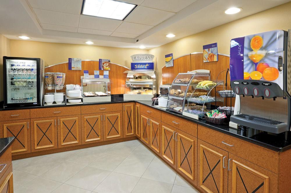 Holiday Inn Express & Suites West Long Branch - Eatontown, An Ihg Hotel Екстер'єр фото